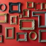 découvrez comment une exposition de cadres hétéroclites dans une galerie peut personnaliser et sublimer votre mur accent, apportant caractère et originalité à votre intérieur.